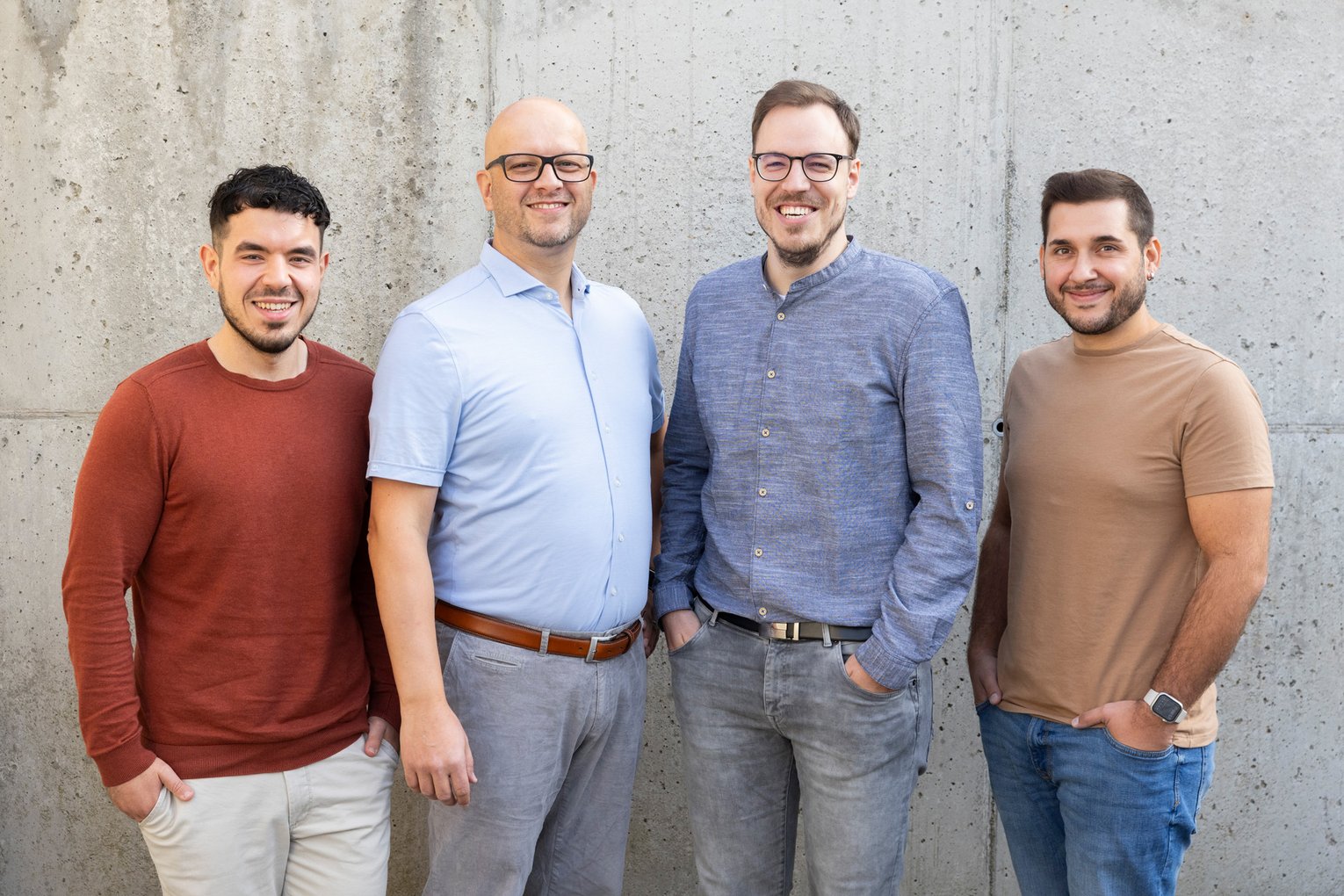 Das Team IT-Infrastruktur von all for IT steht vor einer Betonwand