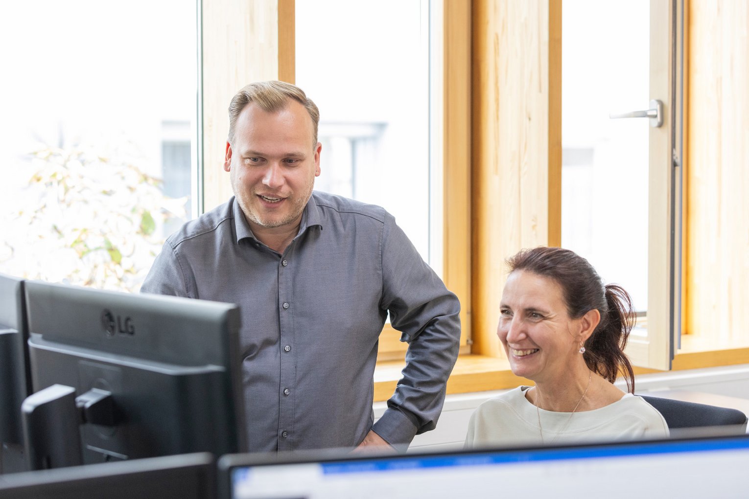 Mann und Frau im Gespräch am Computer