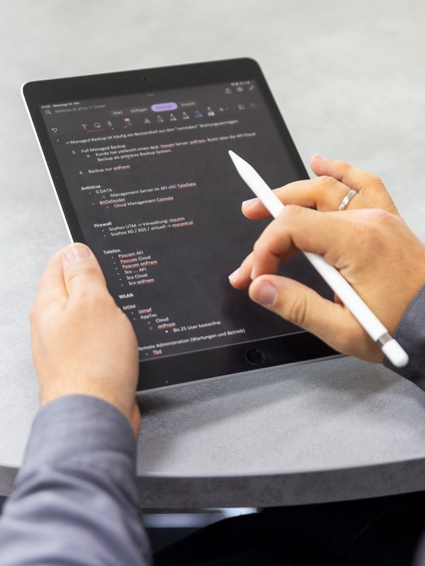 all for IT Mobile Devices Ein Mann hält einen Stift und ein Tablet in den Händen